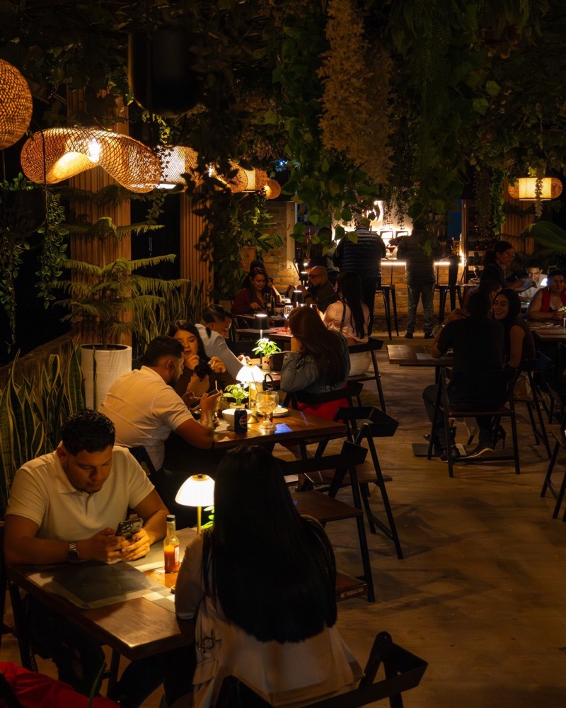 Comedor de noche con lámparas de mimbre