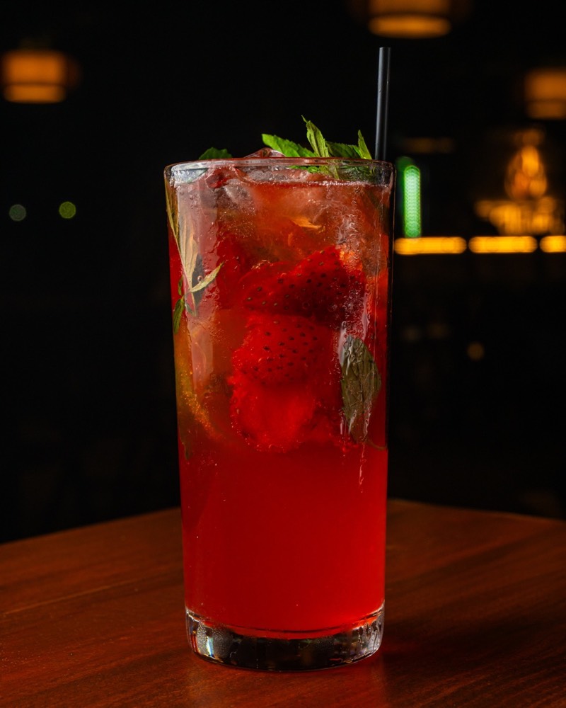 Mojito de fresa en vaso alto